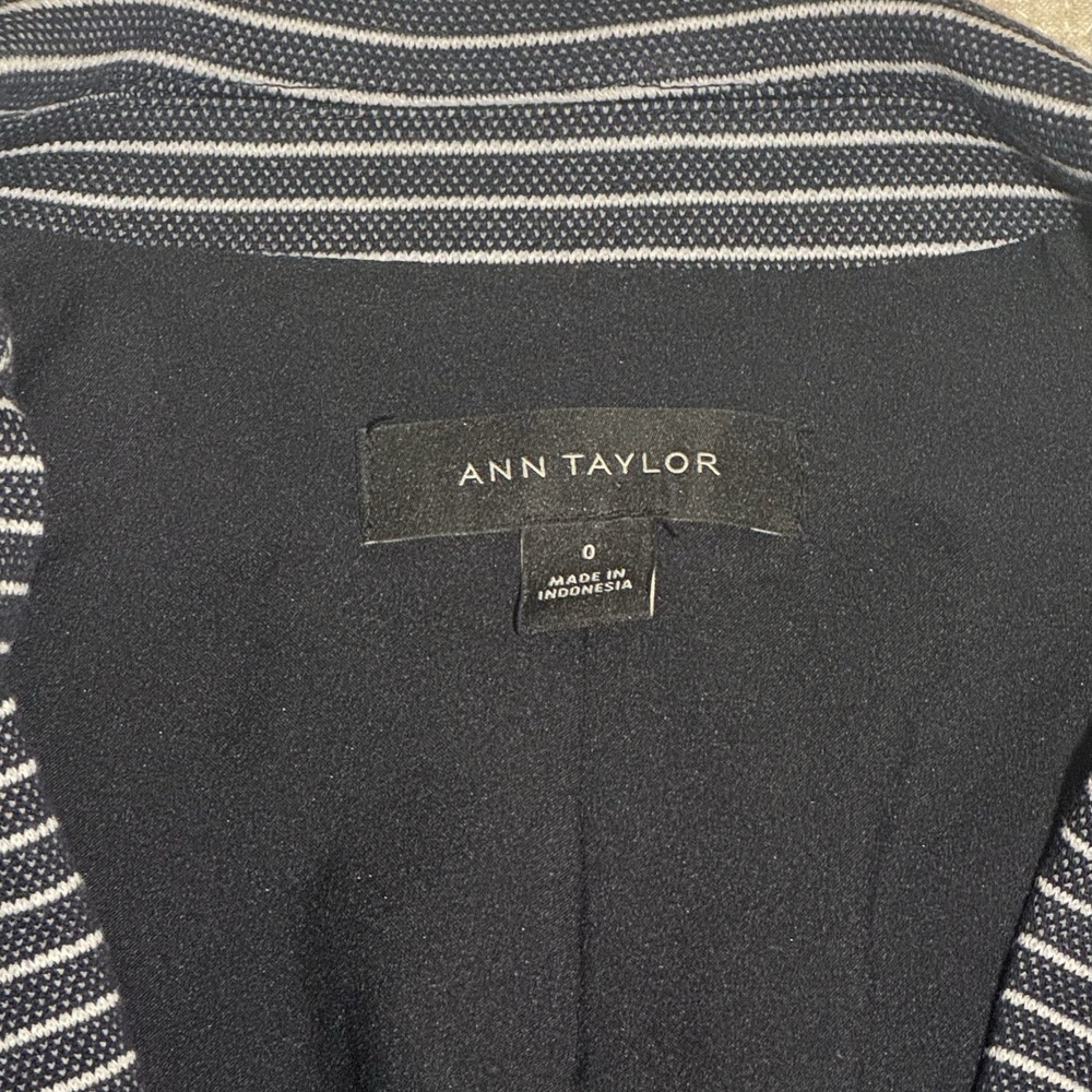ANN TAYLOR Women's Size‎ 0 Blazer Pearl Buttons Black White Striped Minimalist - Picture 4 of 8